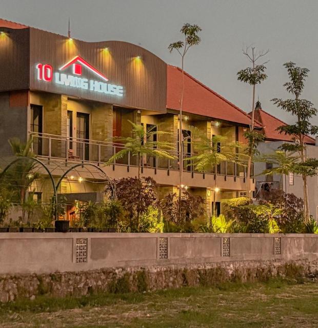 10 Living House