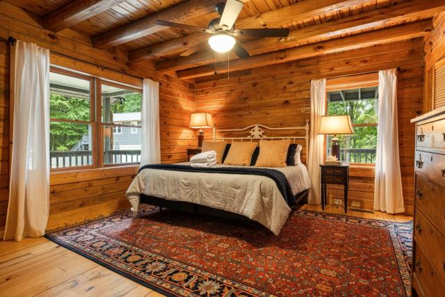 Highlands Cabin Retreat w Deck and Fire Pit