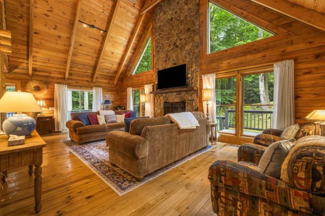 Highlands Cabin Retreat w Deck and Fire Pit