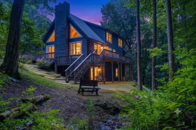 Highlands Cabin Retreat w Deck and Fire Pit