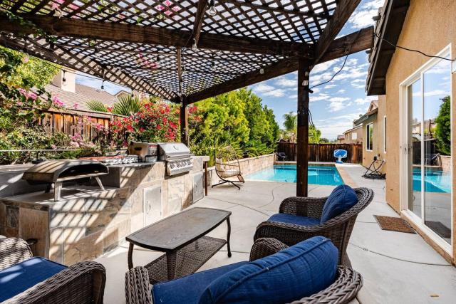 Monthly Stay Furnished room with swimming pool, Easy Parking in Peaceful Temecula Home