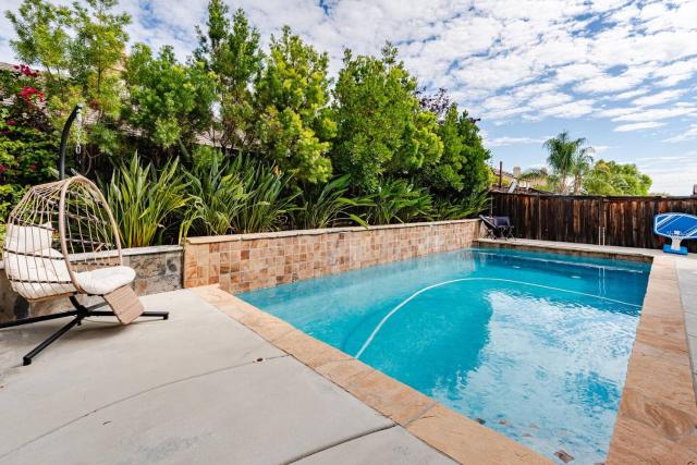 Monthly Stay Furnished room with swimming pool, Easy Parking in Peaceful Temecula Home