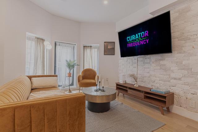 Spacious and Stylish 2Bd with Washer near Train