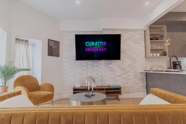 Spacious and Stylish 2Bd with Washer near Train