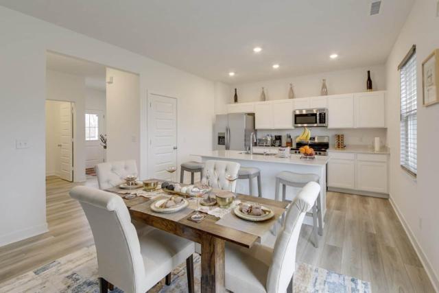 4BR/2.5BA Greenwood, Community Pool, Sleeps 8