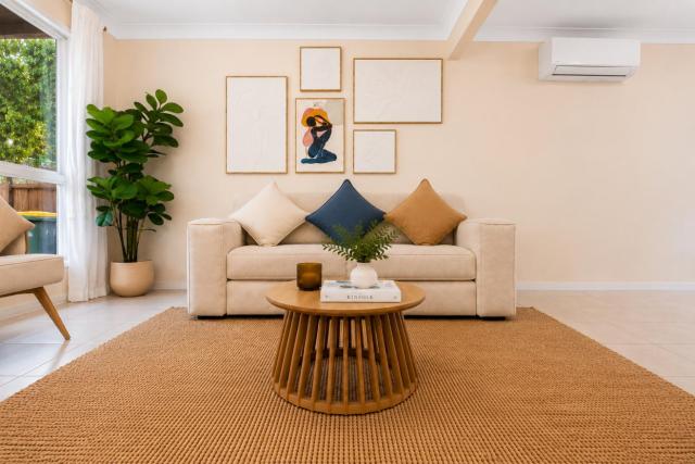 2-Storey 3BR Haven - Sleeps 8 - Free Parking & Gym