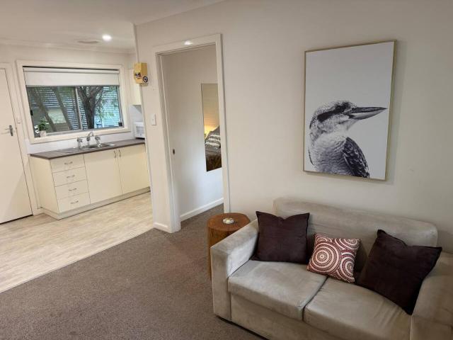 Froggys Quarters Cabin 6 Kookaburra