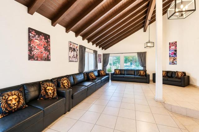 Two Luxury Villas - Private Pools - Large Groups