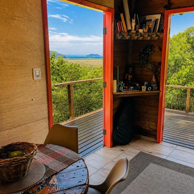 Peaceful Cabin with Ocean view, AC, TV 43, secure