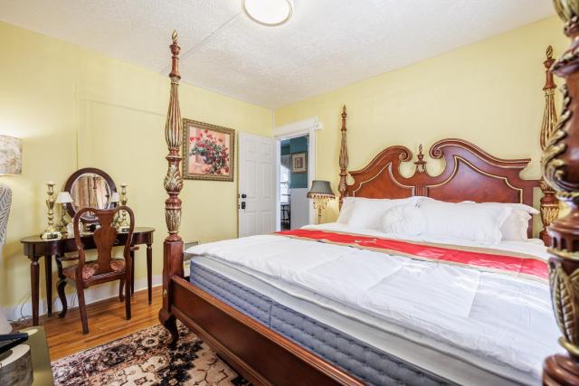 Room B1-Shared bathroom King Bed Washer Dryer