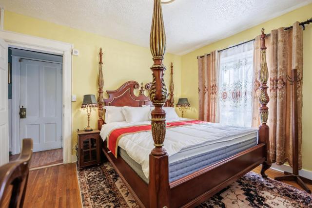 Room B1-Shared bathroom King Bed Washer Dryer