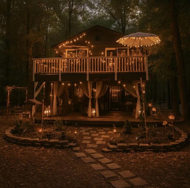 Treehouse Retreat with Firepit & Forest Views in Hopkins, South Carolina
