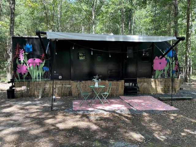 Cozy RV Retreat with Fire Pit and Outdoor Deck in Hopkins, South Carolina