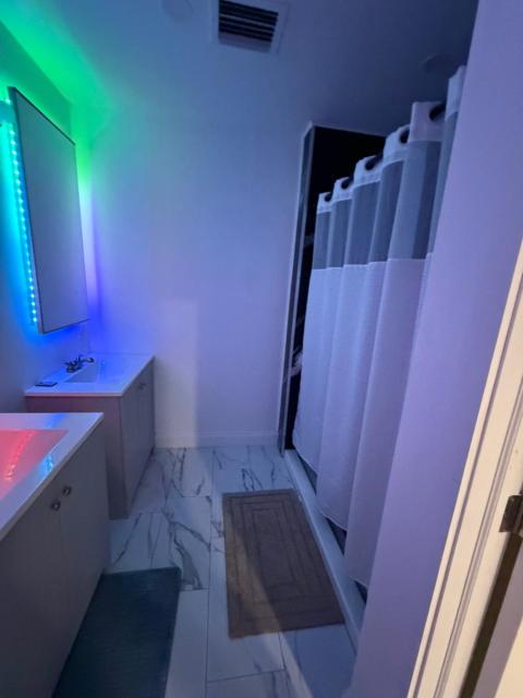 Private Room with Private Entrance North Miami