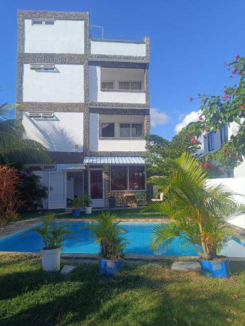 First floor apartment with view and balcony and with charming pool near sandy beach and commerces