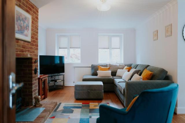 Perfect Booking 3 Bed Home with Beautiful Garden