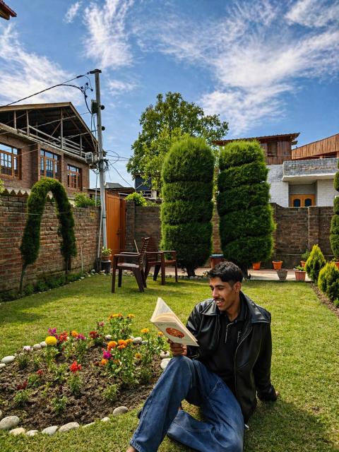 Shesh Bagh Kashmiri Villa near Mughal Gardens and Dal Lake