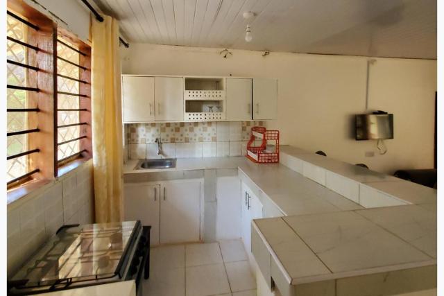 3 Bed Villa - Sleeps 6 - Pool - Garden - Parking