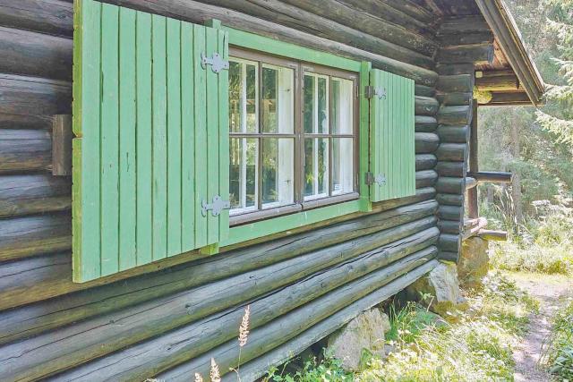 A well-equipped log cabin in Nuuksio National Park