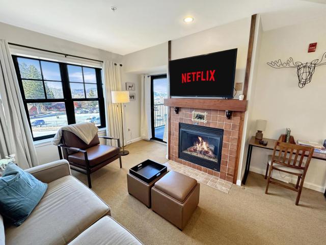Walk to Waterpark 1 BR Mtn Views Pool Hot Tub 251