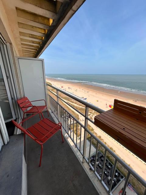 Modern studio on the seawall - terrace and sea view