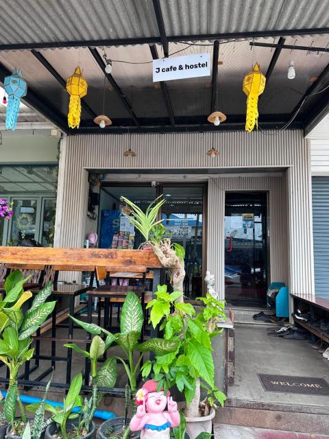 J Cafe & Hostel