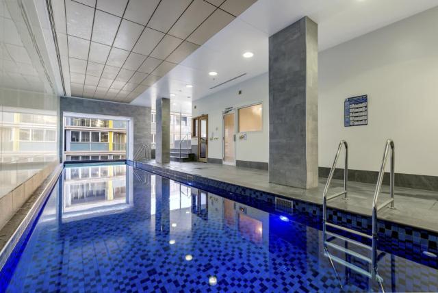 2BR CBD Apt Swimming Pool Sauna SPA CBD