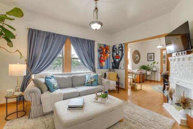 Pet Friendly: 8 Mi to Chicago - Fenced Backyard!