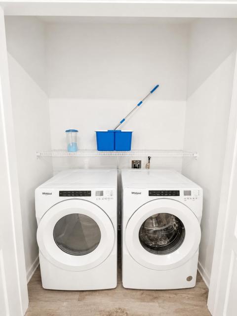 Uptown Luxurious 1BR 1BA, BoA & Nascar