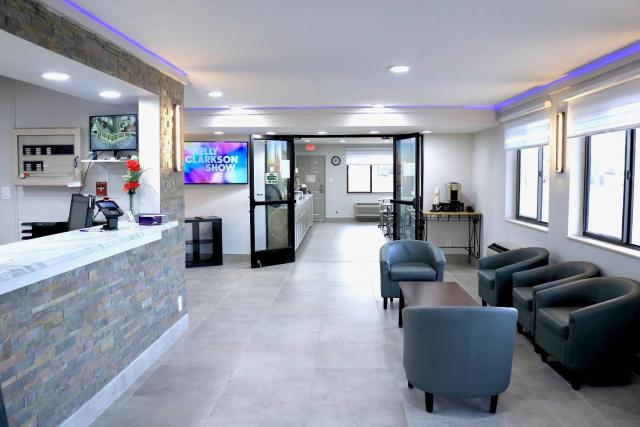 Econo Lodge Inn & Suites Southeast