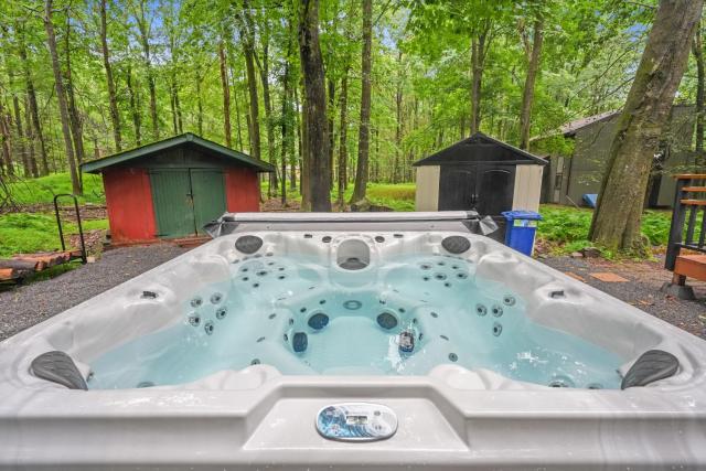 A-Frame Retreat - Hot Tub Fire Pit & Fireplace