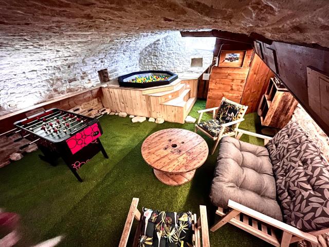 Une Cave entre amis-proche Chablis-2 chambres-3 lits-Salle Jeux