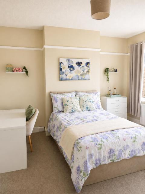 Beautiful Large Room in the Heart of Stoke