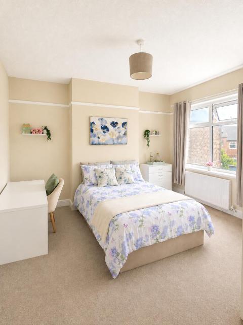 Beautiful Large Room in the Heart of Stoke