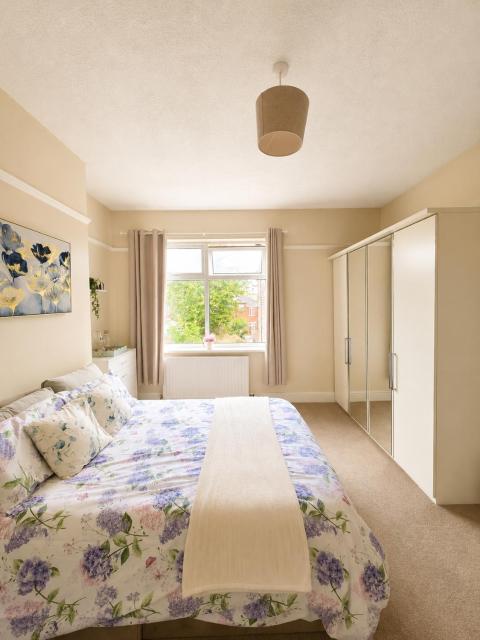 Beautiful Large Room in the Heart of Stoke