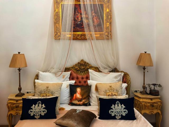 Conacul Coroanei Luxury Boutique
