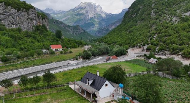 Bar Restaurant Hotel & Camping Vellezerit Gjelaj