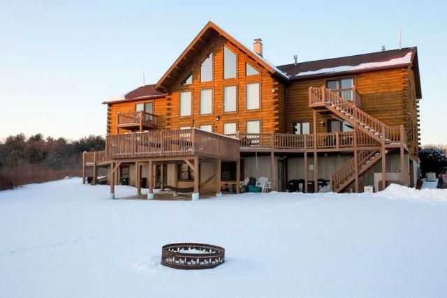 Extraordinary Cabin Rental Ideal for Large Groups in the Southern Poconos, Pennsylvania