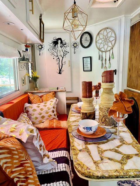 Cozy Vintage Camper with Fire Pit & Outdoor Deck in Hopkins, South Carolina