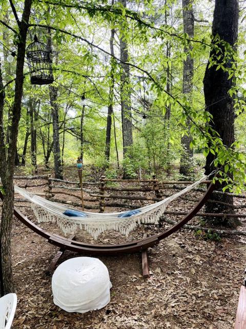 Cozy Vintage Camper with Fire Pit & Outdoor Deck in Hopkins, South Carolina
