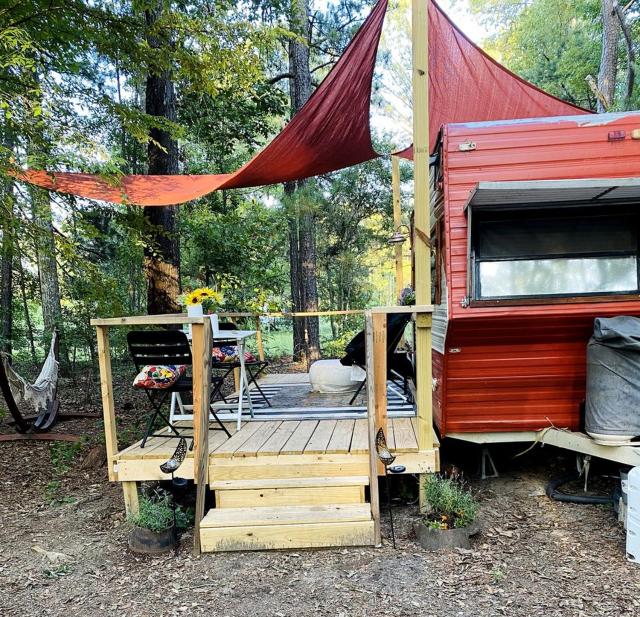 Vintage Camper Retreat with Fire Pit & Private Deck in Hopkins, South Carolina