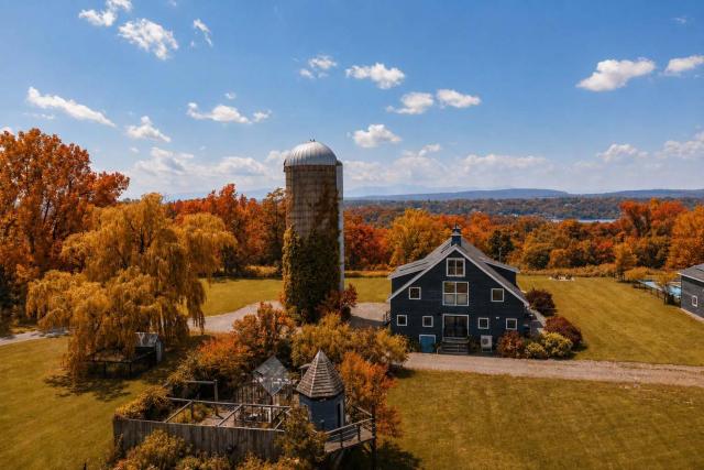 Falls Road - Stunning Views in a Restored Barn