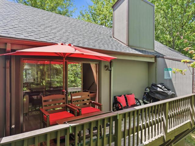 True Ski-In Ski-Out! Minigolf bunk room, Pool Table, slot machine, foosball, resort pool, hot tub, sauna
