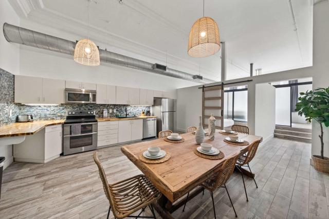 Downtown Woolworth Loft Sleeps 8 Gaslamp Quarter