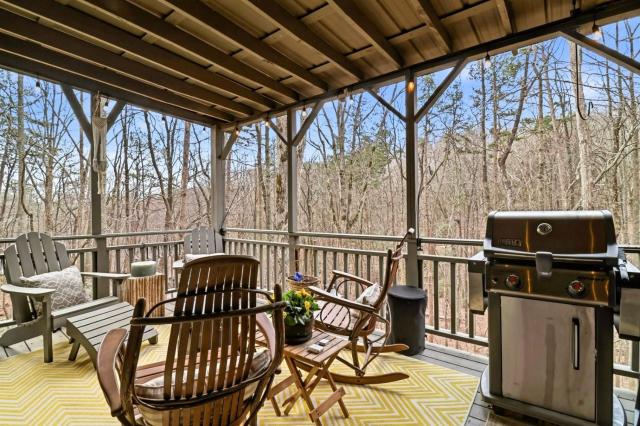 Long & Short of It - Pet Friendly, EV Charger, Firepit + Big Canoe Access