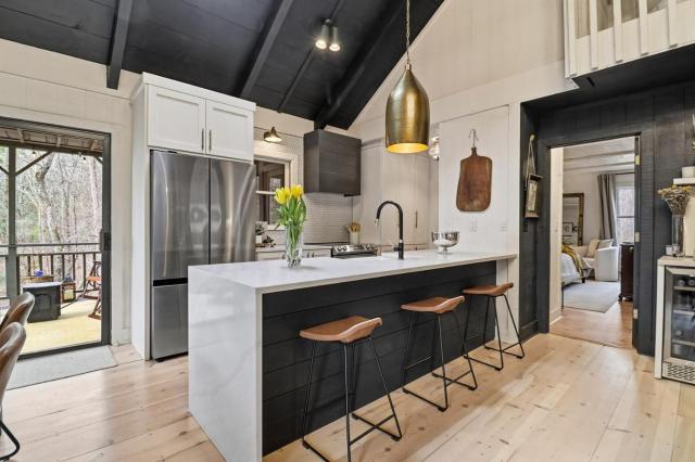 Long & Short of It - Pet Friendly, EV Charger, Firepit + Big Canoe Access