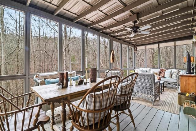 Long & Short of It - Pet Friendly, EV Charger, Firepit + Big Canoe Access
