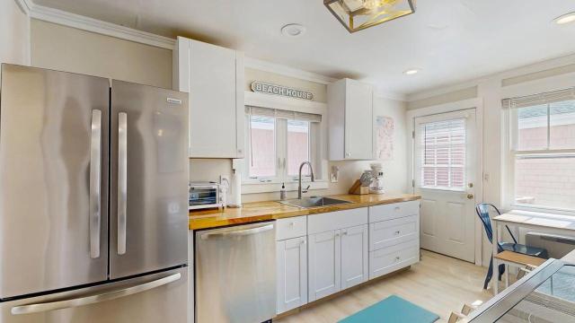 Walk to Ferry & Beach from Central OB Condo