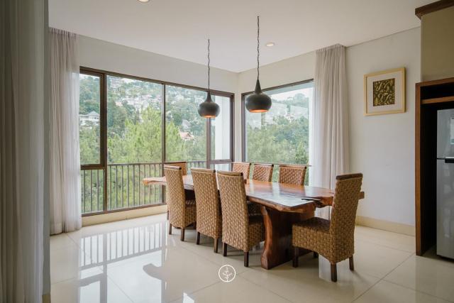 Mentari Hill View Villa 8 Bedrooms With a Private Heated Swimming Pool and a Movie Room and a Billiard Table