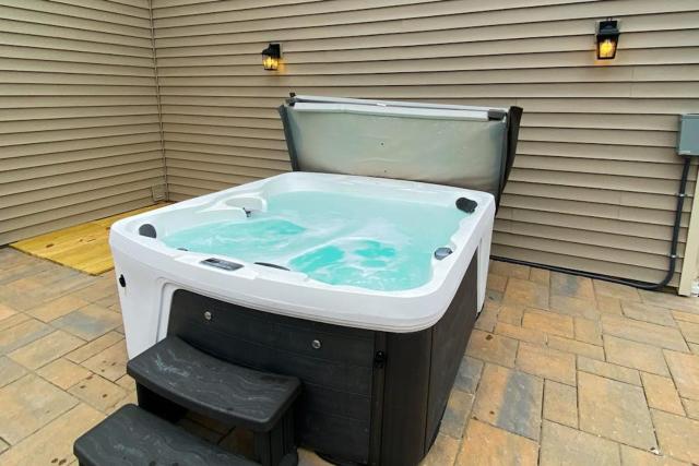 Cozy Home Near Waterpark - Hot Tub and Deck